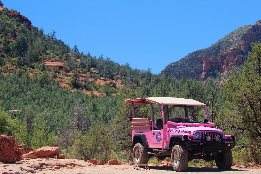 Sedona,,Arizona,Usa,-,May,17,2022:,Pink,Jeep,Tours