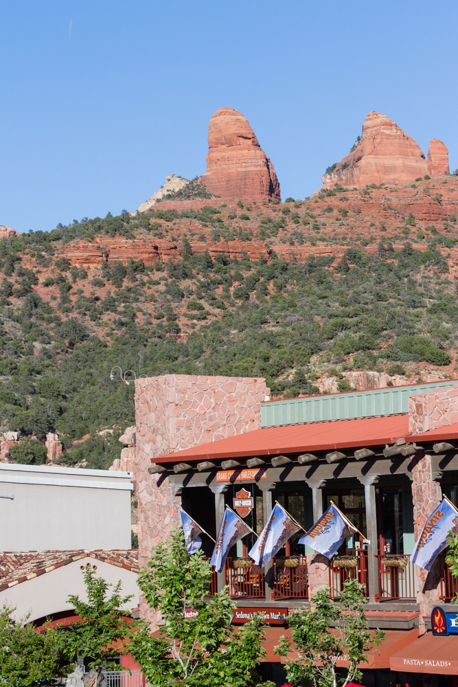 Sedona,,Arizona,-,April,13,:,Busy,Restaurants,And,Hotels